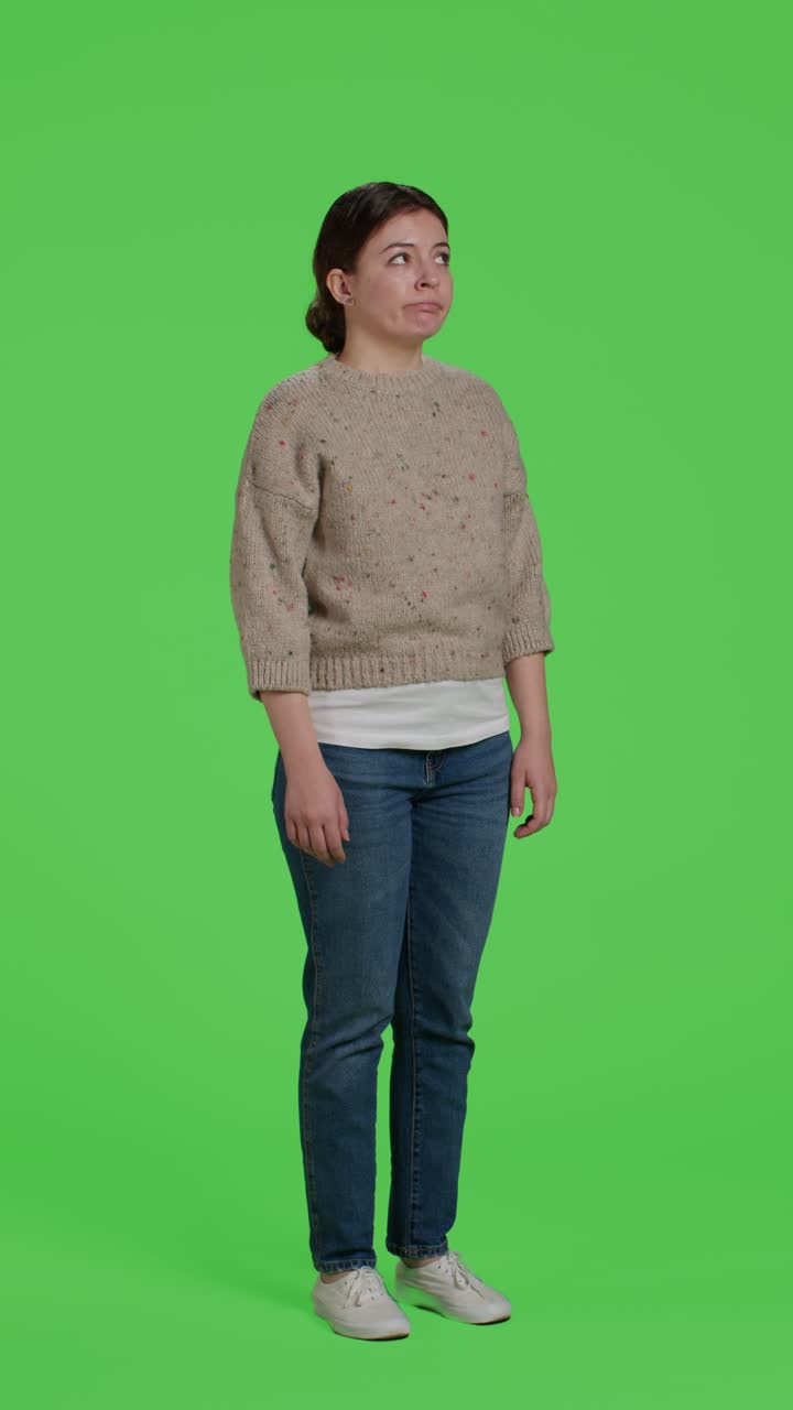 Dikey video: Tam vücut green screen üzerinde duran kadın modelin yandan görünümü