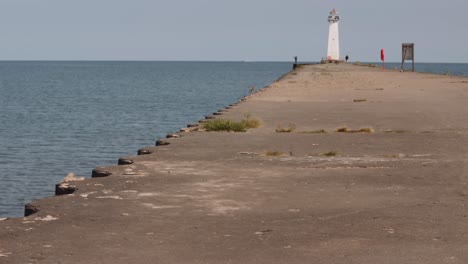 Toma-Inclinada-Hacia-Arriba-De-Los-Faros-En-Sodus-Point,-Lugar-De-Vacaciones-En-Nueva-York-En-La-Punta-De-La-Tierra-A-Orillas-Del-Lago-Ontario.