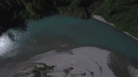 4K-Drohnenaufnahmen-Des-Blaugrünen-Flusses-Von-Oben-Nach-Unten