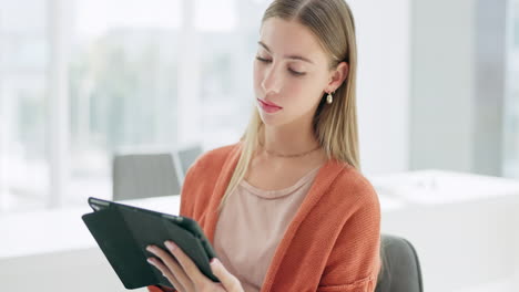negocios, oficina y mujer con una tableta