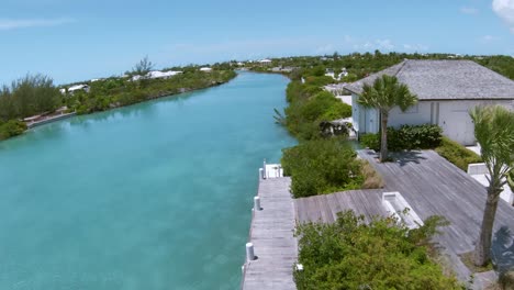 volar cerca de una hermosa costa y playa de la isla caribeña de grand turk