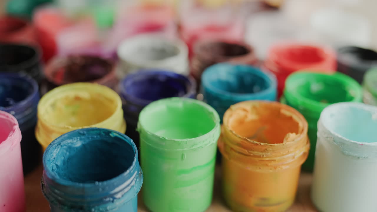 frascos abiertos con pintura 4