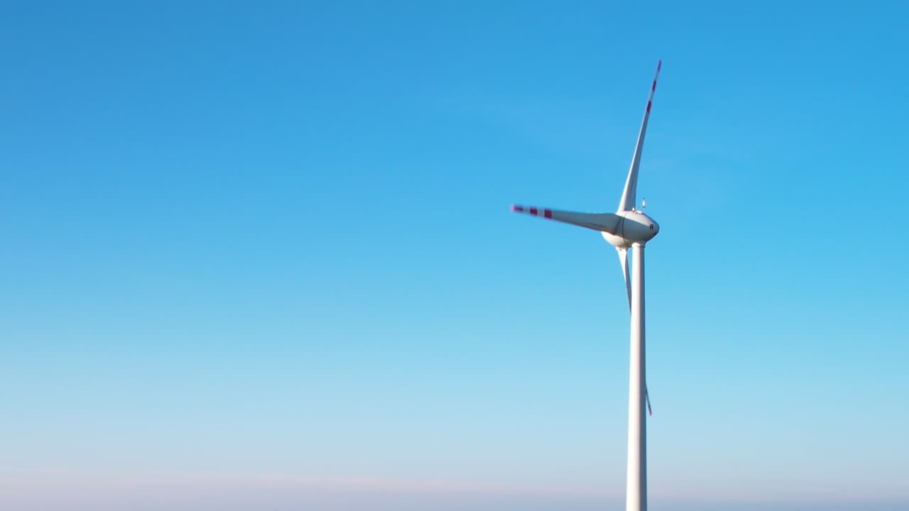 ⁇ 은 파란 하늘을 맞은 한 개의 풍력 터빈 - 청정 에너지 개념