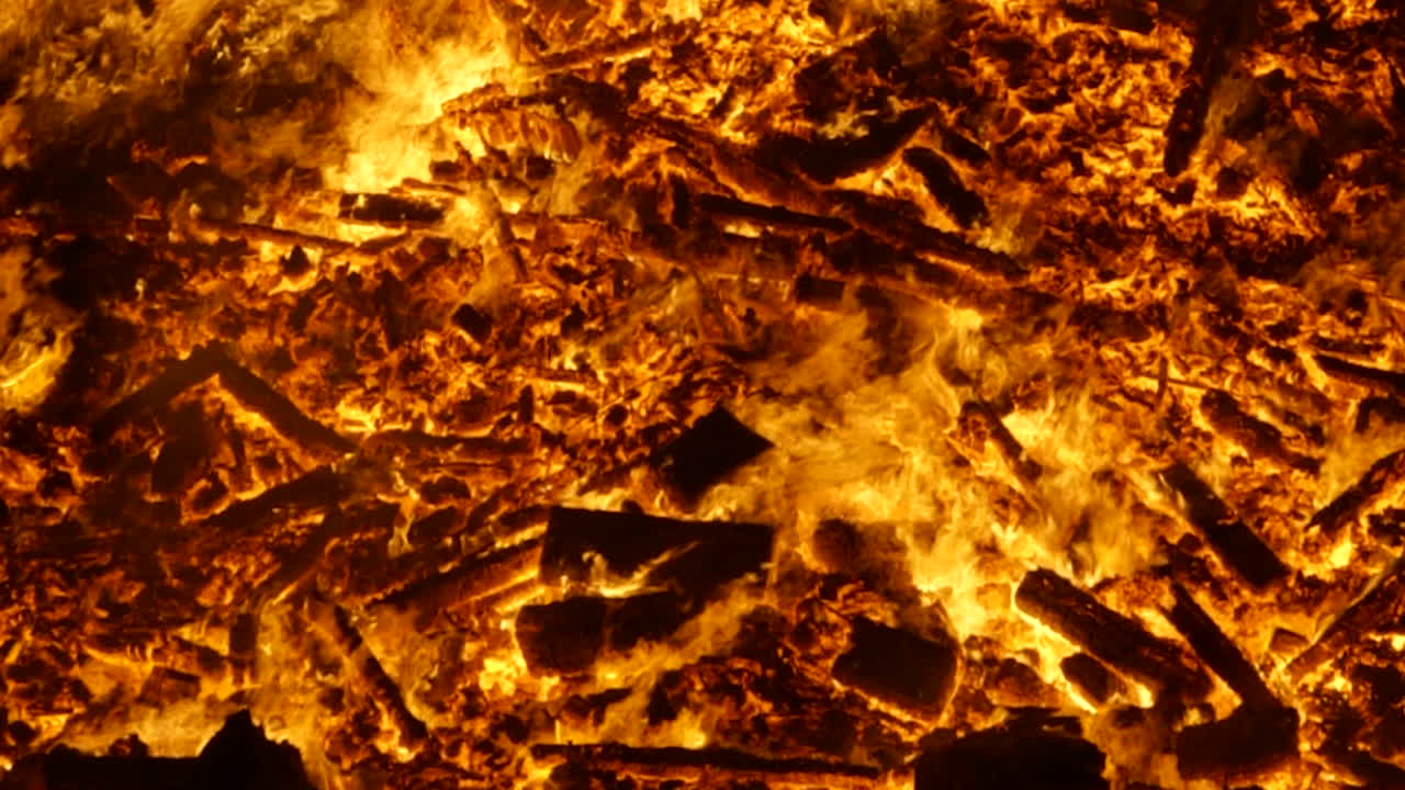 11월 5일 영화관 4k에서 가이 포크스의 밤에 거대한 모닥불의 바닥이 많은 불씨와 함께 격렬하게 타오릅니다.