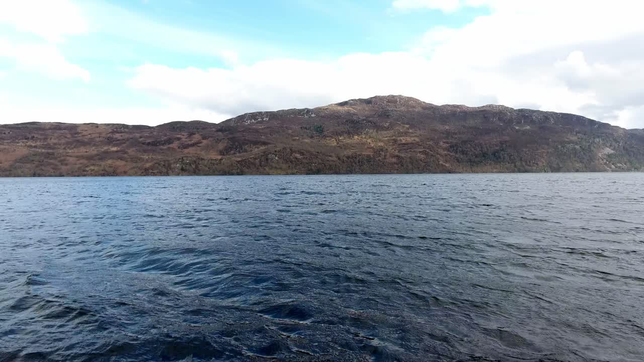 산 황야 해안선 고원을 향한 큰 물 비용이 내려다 보이는 호수 조감도