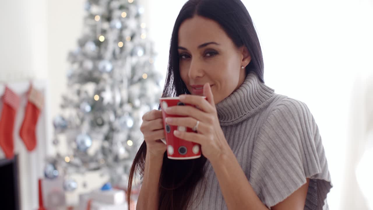 Donna che si gusta una tazza di caffè natalizio