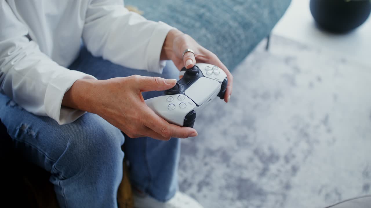 Person holding a Playstation 5 Dualsense controller