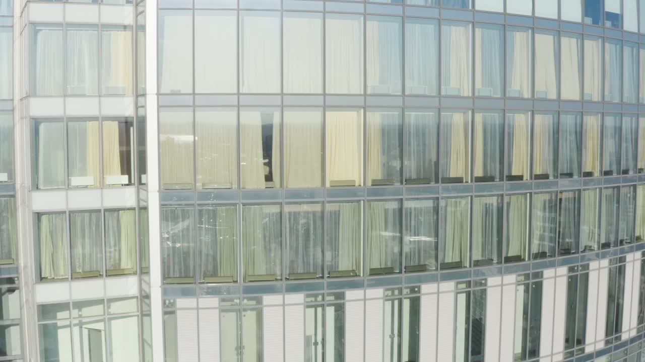 rascacielos moderno con fachada de vidrio y cortinas