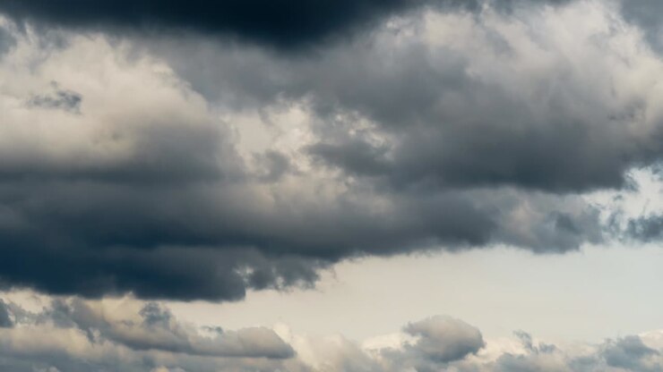 Smuk, mørk, dramatisk himmel med stormfulde skyer i et time-lapse før regnen.