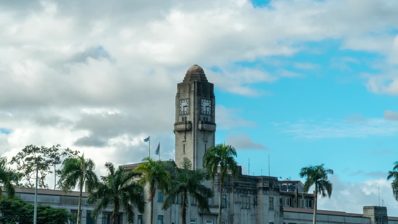 edificio del gobierno suva con reloj de torre alta y nubes moviéndose en segundo plano, lapso de tiempo