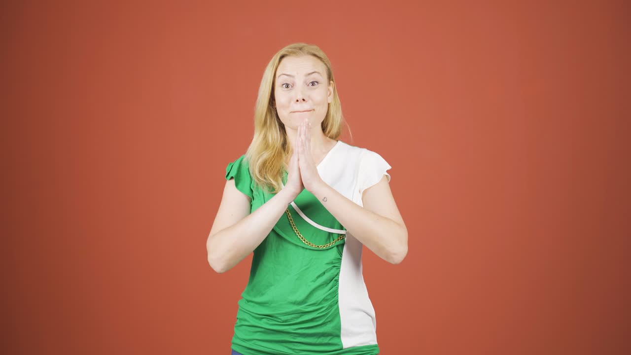 그 여자는 카메라에 "와우"라고 말합니다.