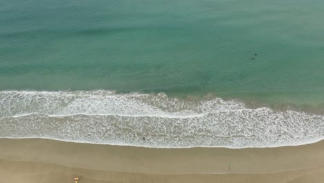 Touristen-Zu-Fuß-In-Richtung-Meereswellen-Am-Fistral-Beach-In-Newquay,-Cornwall,-Großbritannien