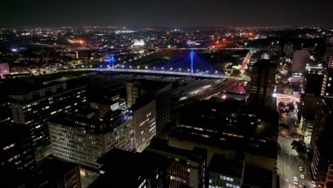 el puente nelson mandela en johannesburgo en gauteng, sudáfrica