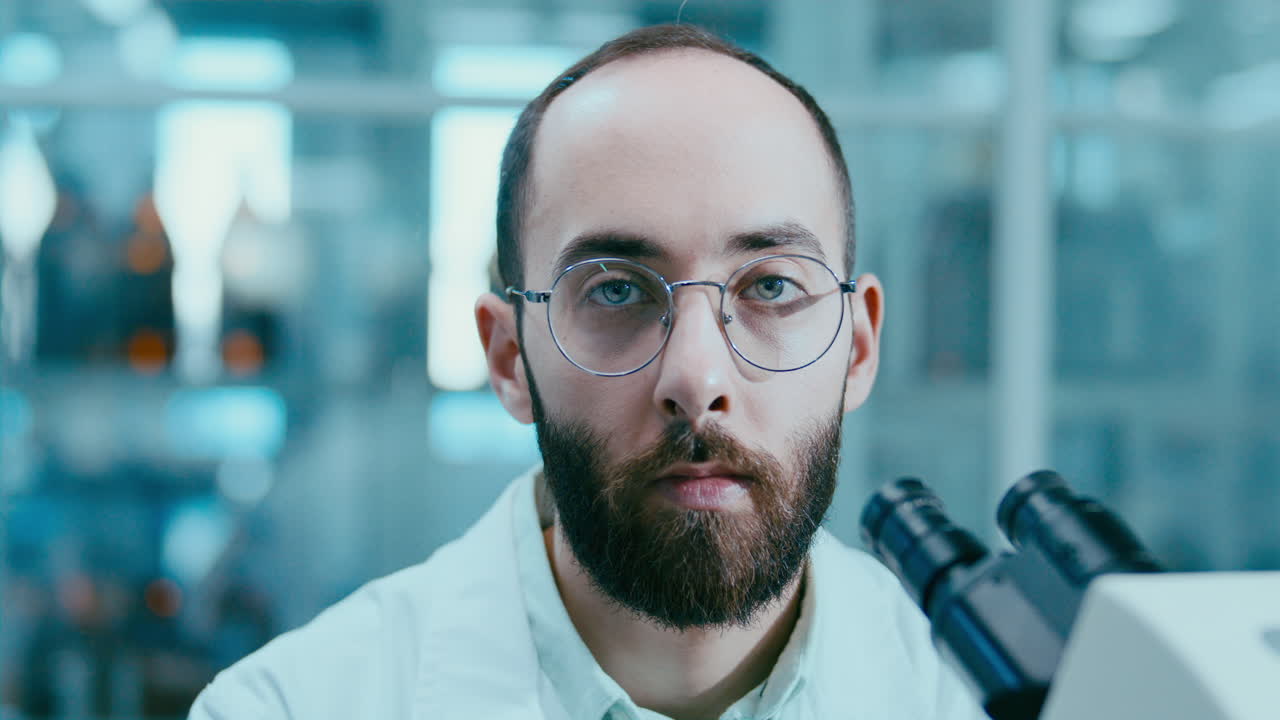Retrato de Científico Profesional con Microscopio en Centro de Investigación
