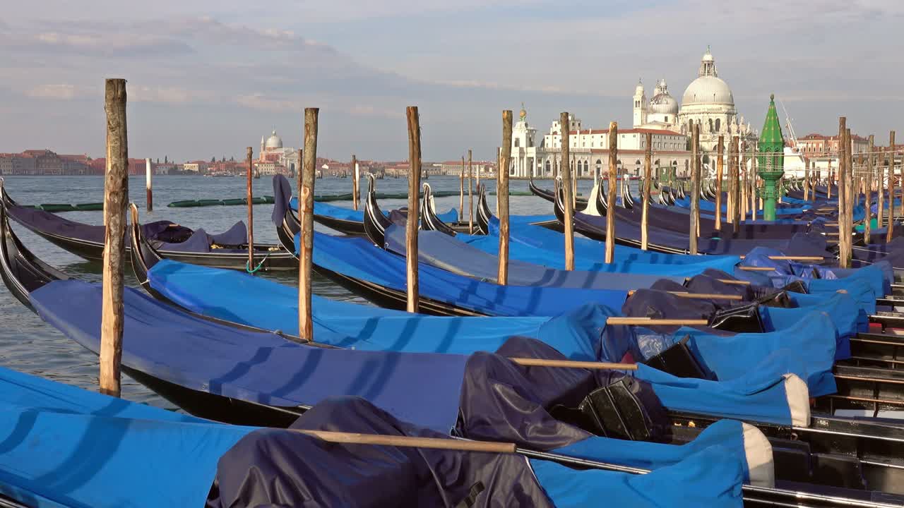 이탈리아 베네치아의 그란데 운하에 있는 곤돌라