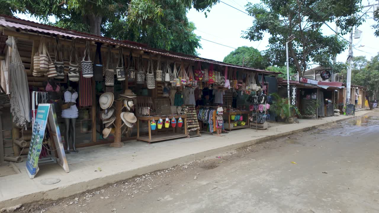 Tiendas típicas de mercado en un camino de tierra en el pueblo de Palomino, toma panorámica.
