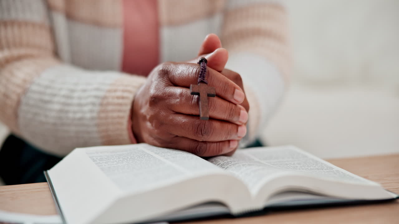 hände, gebet und bibel, kreuz für die anbetung