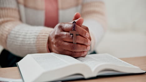 manos, oración y biblia, cruz para la adoración