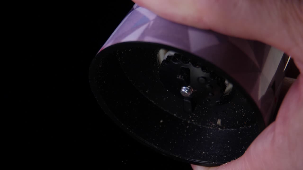 moler pimienta negra del molinillo de pimienta en cámara lenta 180fps