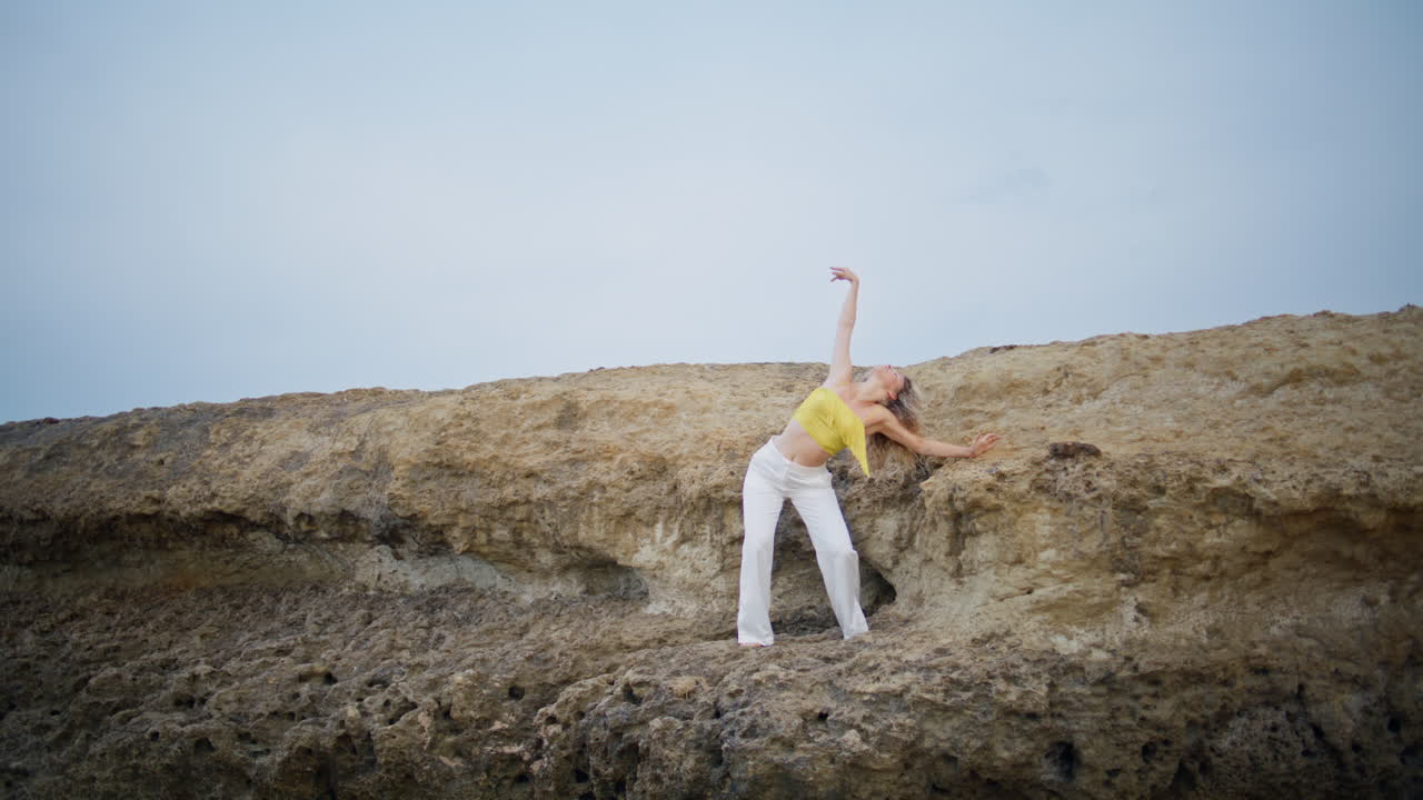 atractiva bailarina realizando una coreografía sensual en la naturaleza de verano.