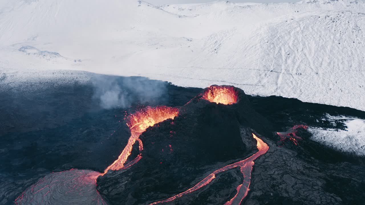 Vulcano che erutta magma incandescente da un cono di basalto in Islanda, Fagradalsfjall