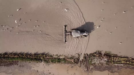 arado de tractor aéreo durante el cultivo del suelo en malasia, asia sudeste.