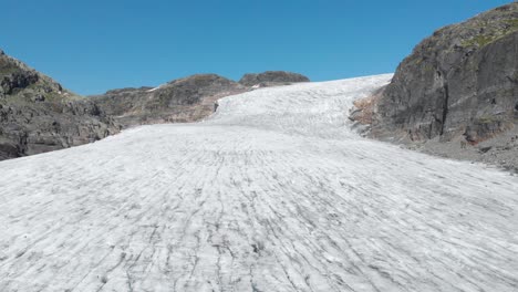 antena: capa de hielo del glaciar, grietas y grietas en el glaciar hardanger noruega