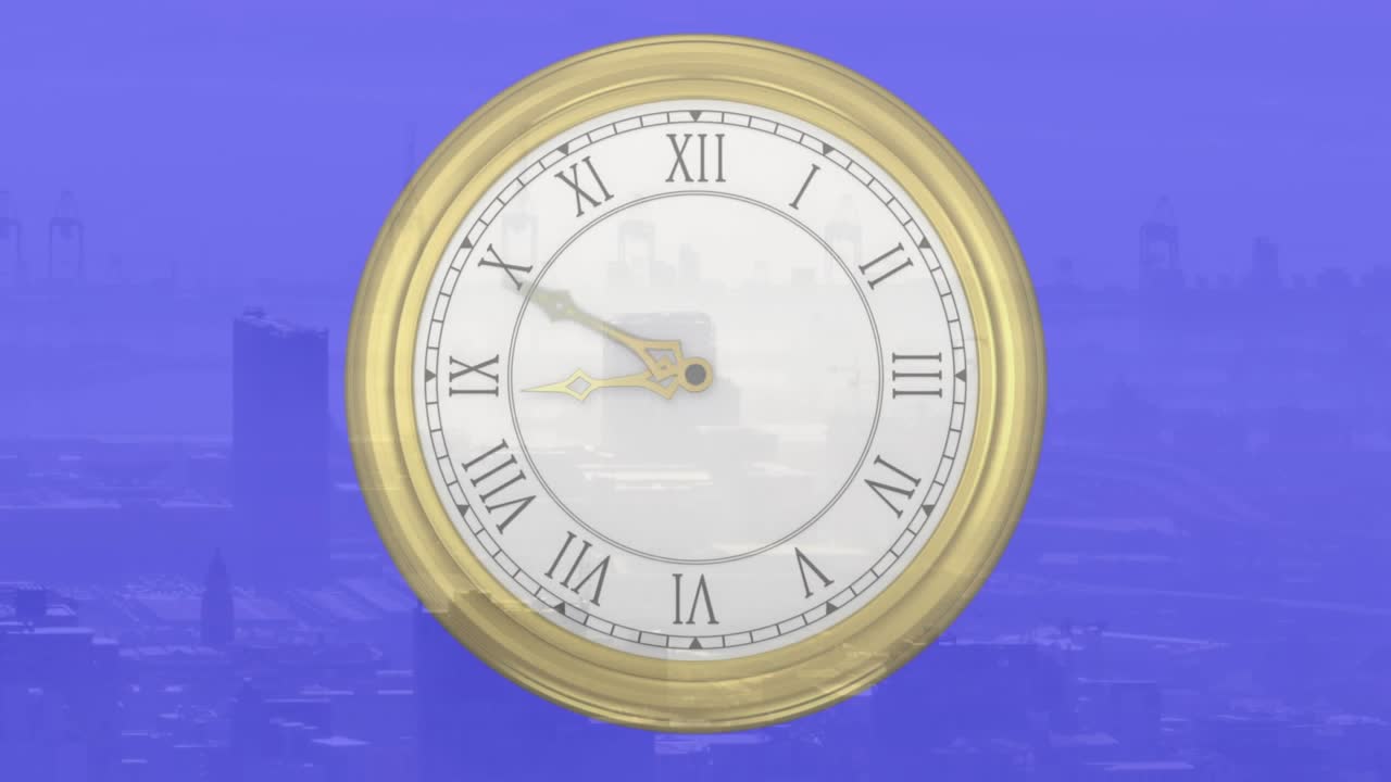 All'inizio, le lancette decorate dell'orologio avanzano in senso orario con effetto ghosting, mostrando lo scorrere del tempo sullo skyline