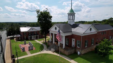 american flag flies outside the appomattox courthouse in appomattox virginia