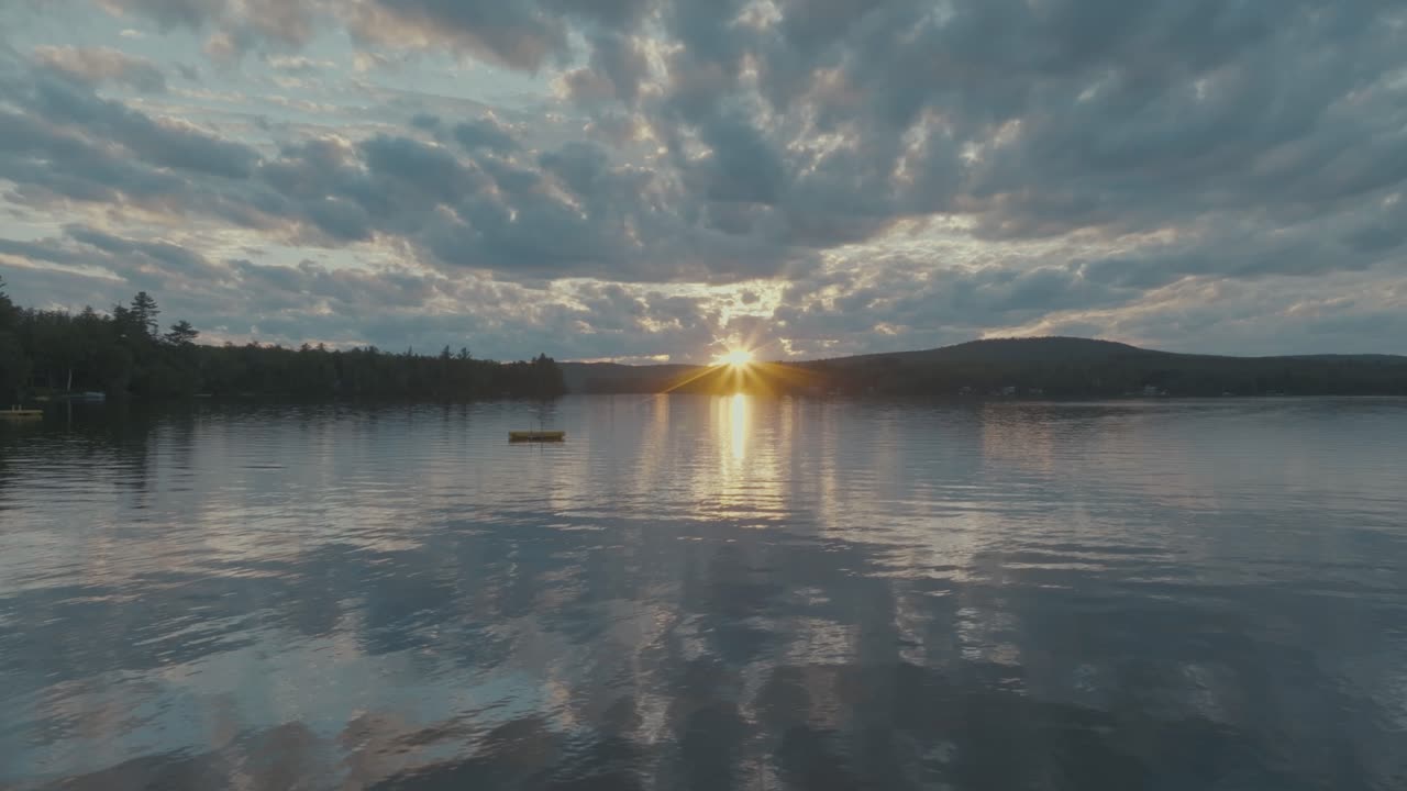 establecimiento de puesta de sol aérea vista desde la costa del lago hebrón