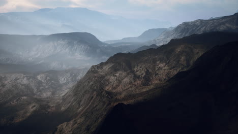 Cadenas-Alpinas-Envueltas-En-La-Niebla-De-La-Mañana