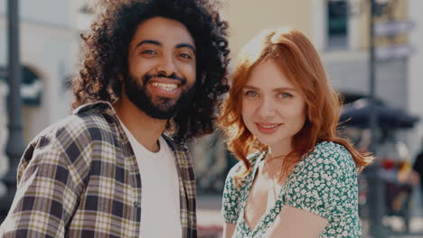una pareja sonriente en la ciudad.