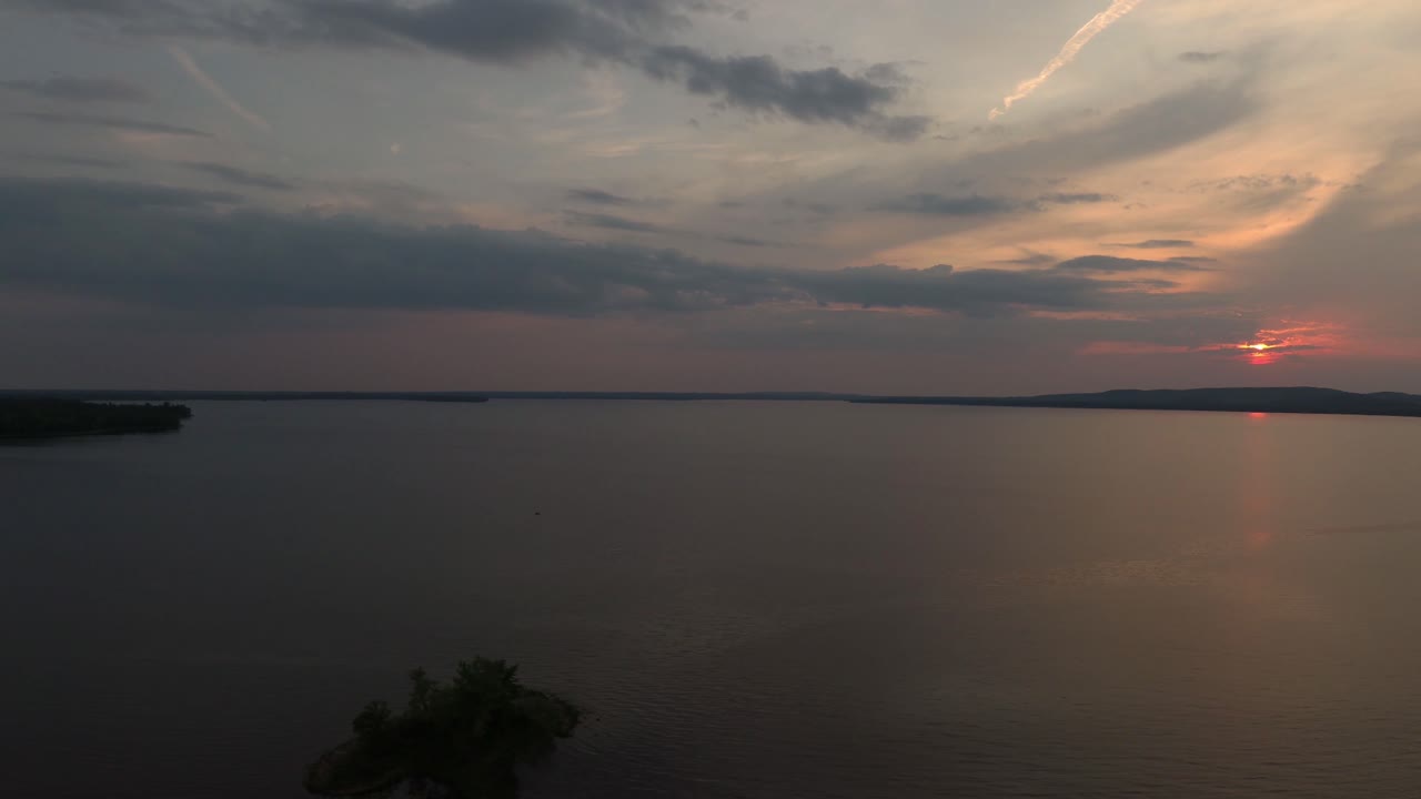 поздний дневной аэрофотоснимок водоема и розового заката в канаде