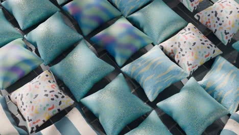 almohadas de colores y patrones
