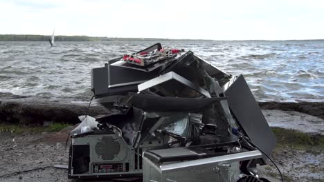 computadoras desechadas a la orilla del lago