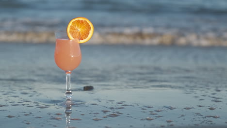 Orangengetränkcocktail-Am-Meeresstrand