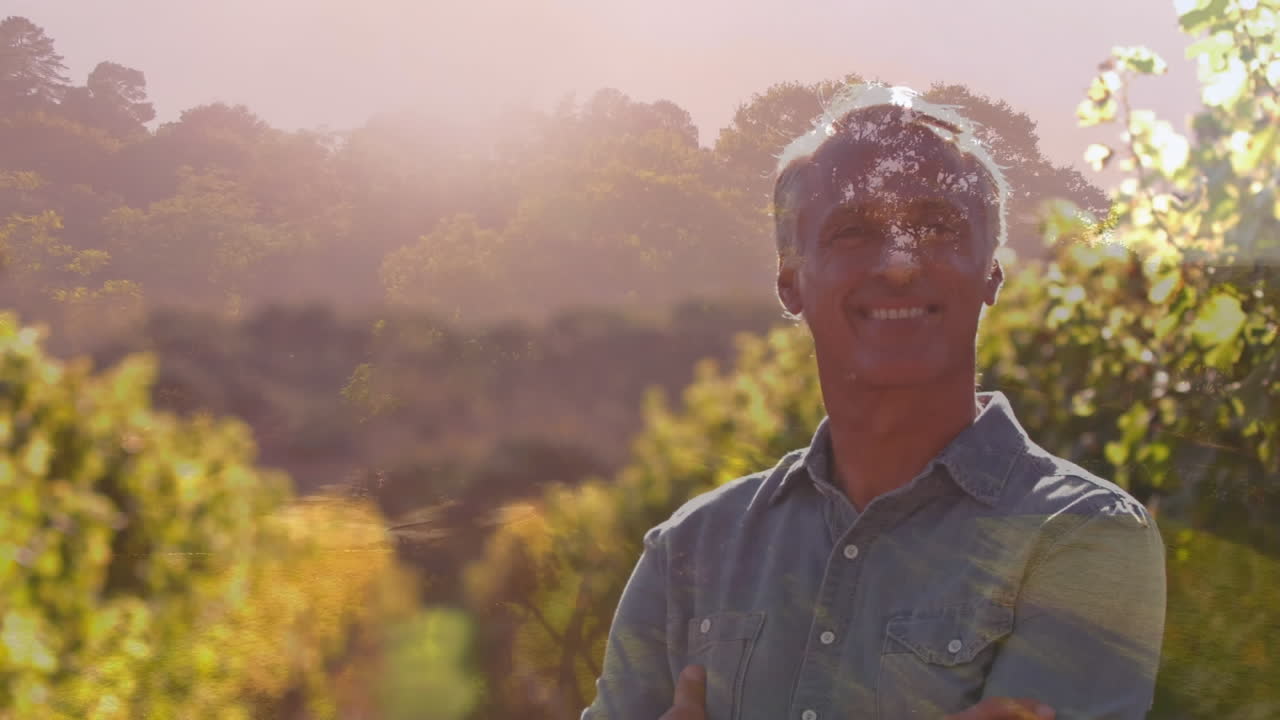 Homem fazendo sinal de positivo na natureza selvagem