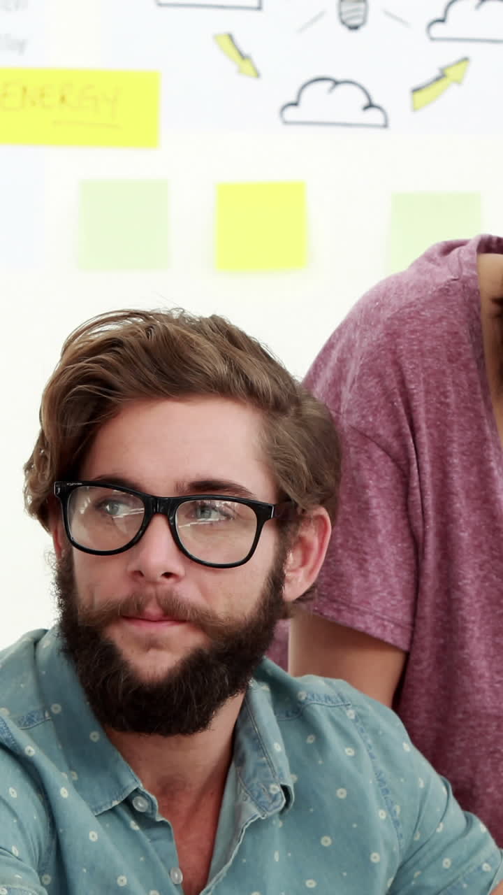 equipo de negocios casual de lluvia de ideas y el uso de la computadora