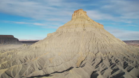 butte in der wüste von utah, usa, zeigt eine drohnen-aufnahme einer felsformation an einem heißen sonnigen tag