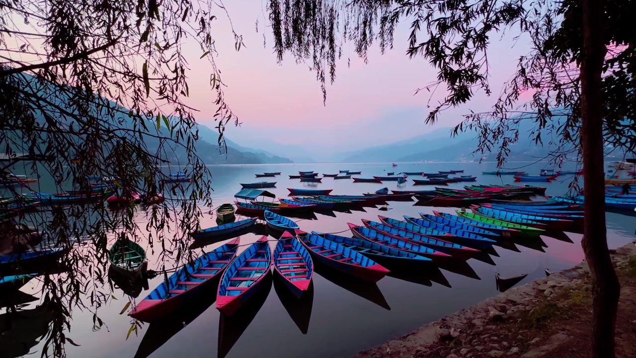 Quang cảnh hồ Phewa ở Pokhara, Nepal