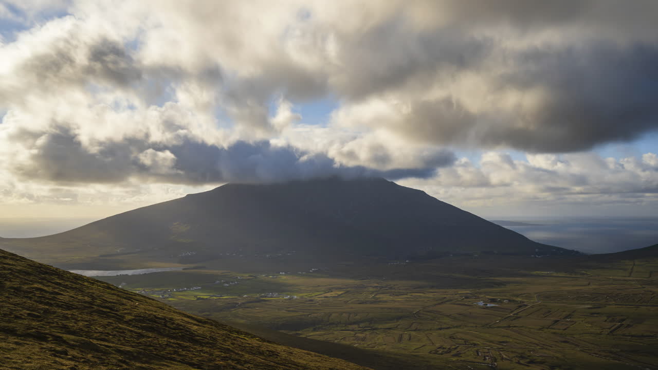 lapso de tiempo de montañas nubladas y colinas en el camino atlántico salvaje en irlanda
