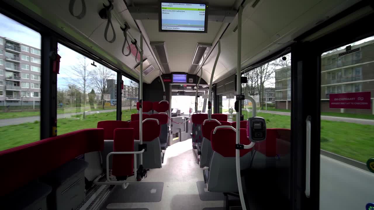 viajando en un tren vacío a través de la tranquila ciudad de eindhoven, países bajos durante la propagación del virus de la corona - pandemia