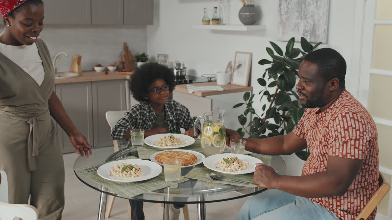 Famille afro-américaine dînant à la maison