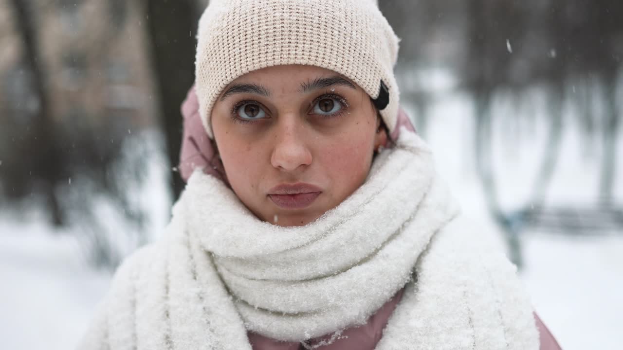 mujer en la nieve de invierno