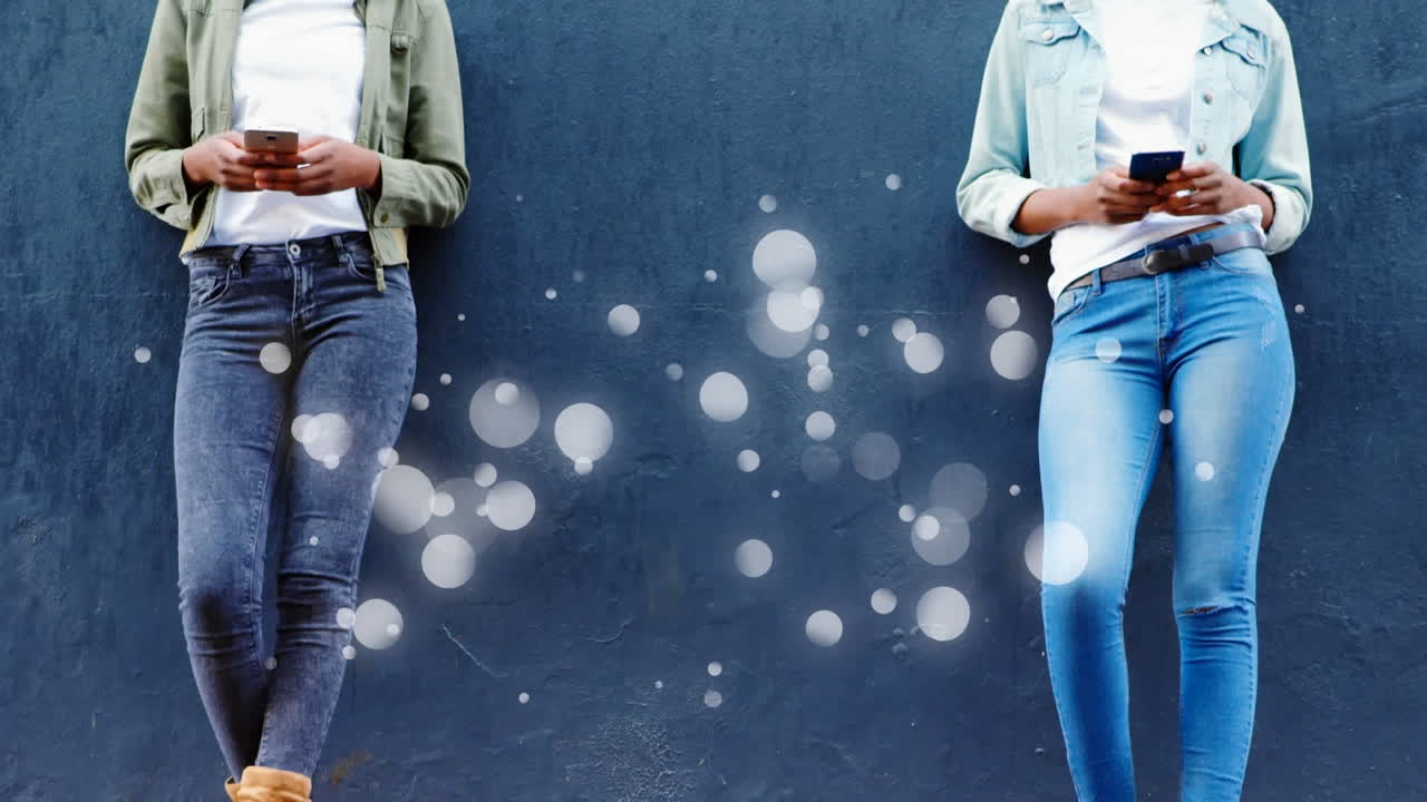 스마트폰을 사용하는 여성의 낮은 부분에 대한 여러 개의  반점의 애니메이션