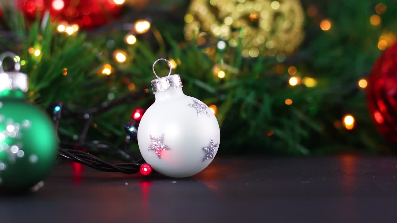 꽃받침과 크리스마스 공으로 크리스마스 장식에 박이는 불빛. 근접