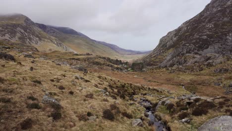 static-view-in-Cwm-Idwal,-beautiful-mountain-landscape-in-Snowdonia-National-Park,-North-Wales-on-a-wet-windy-day