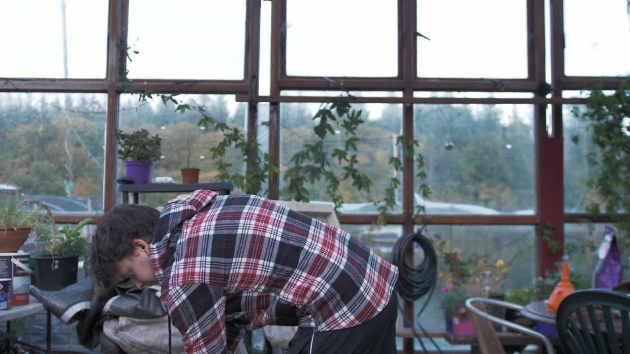 도끼로 나무를 쪼개는 자연에 둘러싸인 청년