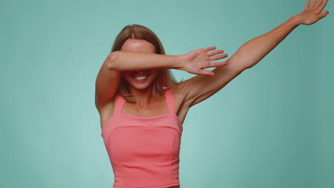 mujer rubia feliz positiva bailando disco, haciendo gesto de dubdance, escuchando música, celebrando la victoria