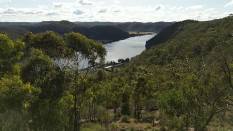 Un-Levantamiento-Más-Lento-Y-La-Revelación-Del-Hermoso-Río-Hawkesbury-En-Australia-Desde-El-Mirador-Hawkins-Cercano